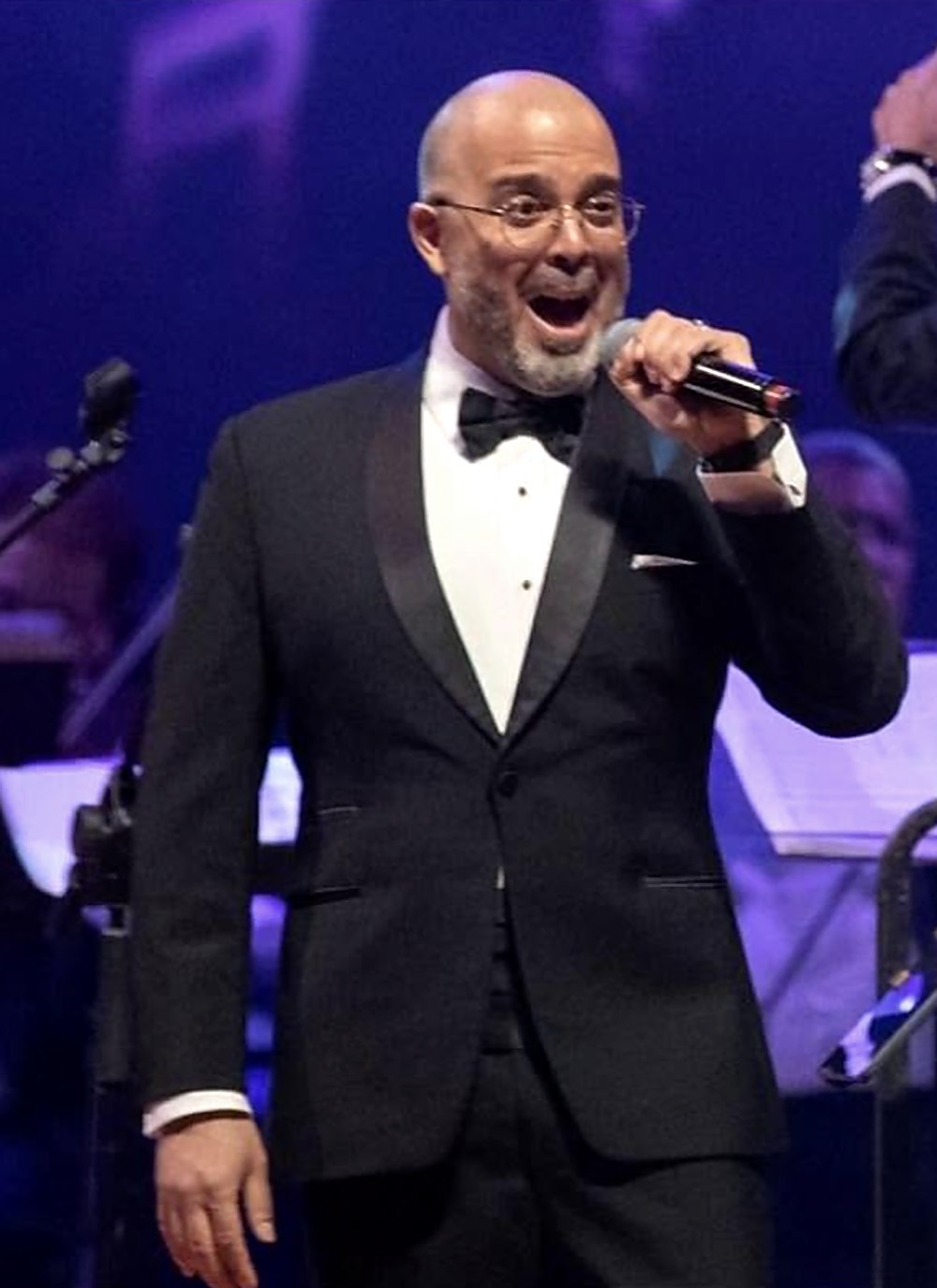 Edgar Omar Ríos en concierto con Los Hispanos